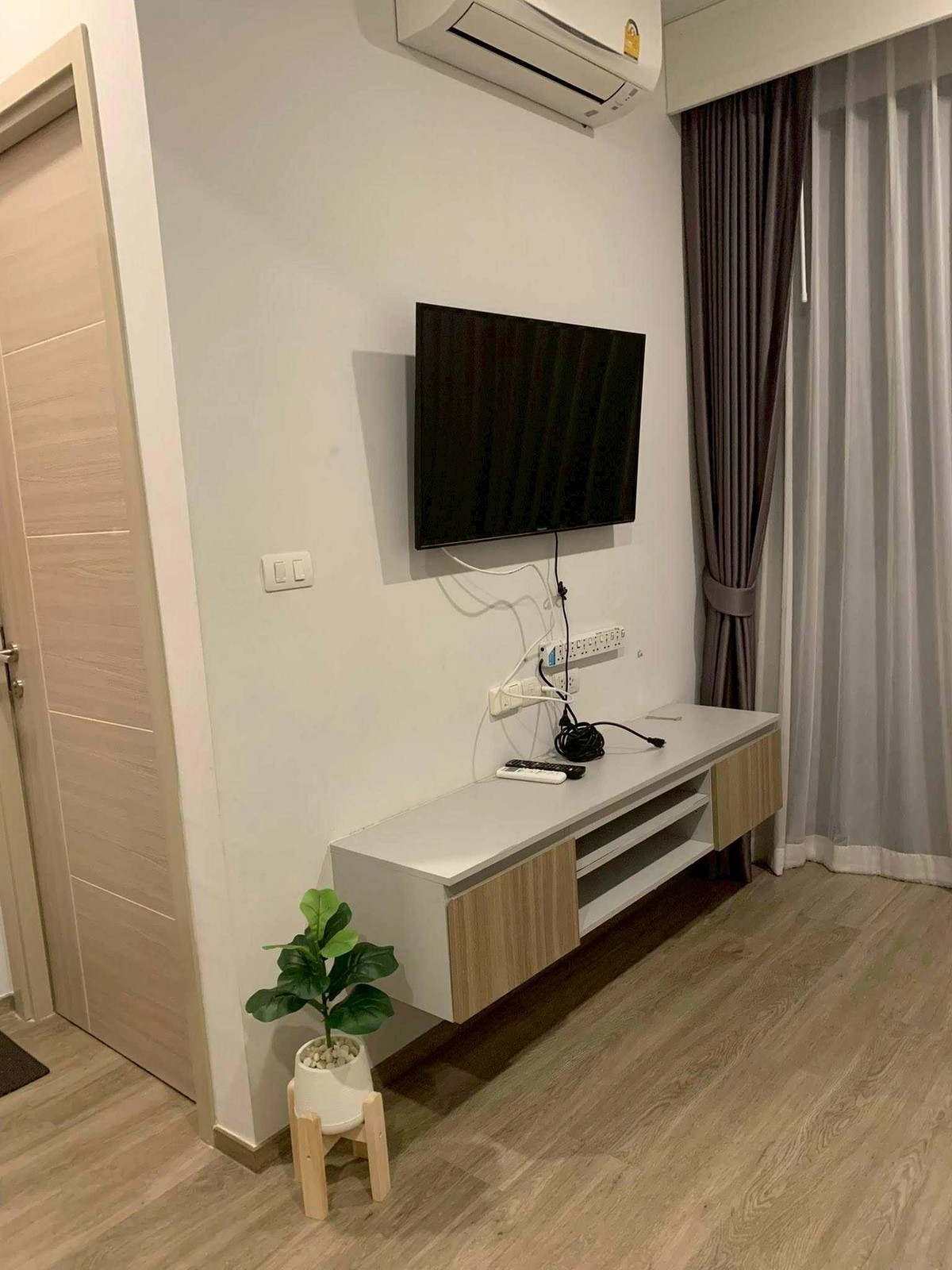 ให้เช่าคอนโดบางนา แบริ่ง ลาซาล : 🐶🐱 คนรักสัตว์ห้ามพลาด! คอนโดเลี้ยงสัตว์ได้จริง อยู่กับน้องได้แบบไม่ต้องแอบ 💖 📍 Brixton Pet & Play Sukhumvit 107 ใกล้ BTS แบริ่ง เดินทางสะดวกสุดๆ 🚆✨