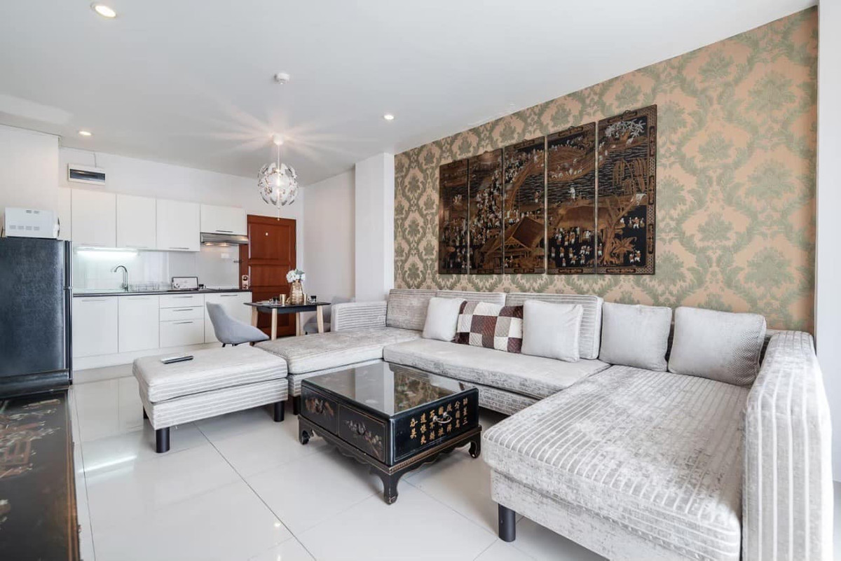 For RentCondoRatchadapisek, Huaikwang, Suttisan : For rent Baan Klang Krung Resort, prime location in Ratchada! Big room 63.5 sq m., near MRT Huai Khwang, only 17,900/month.