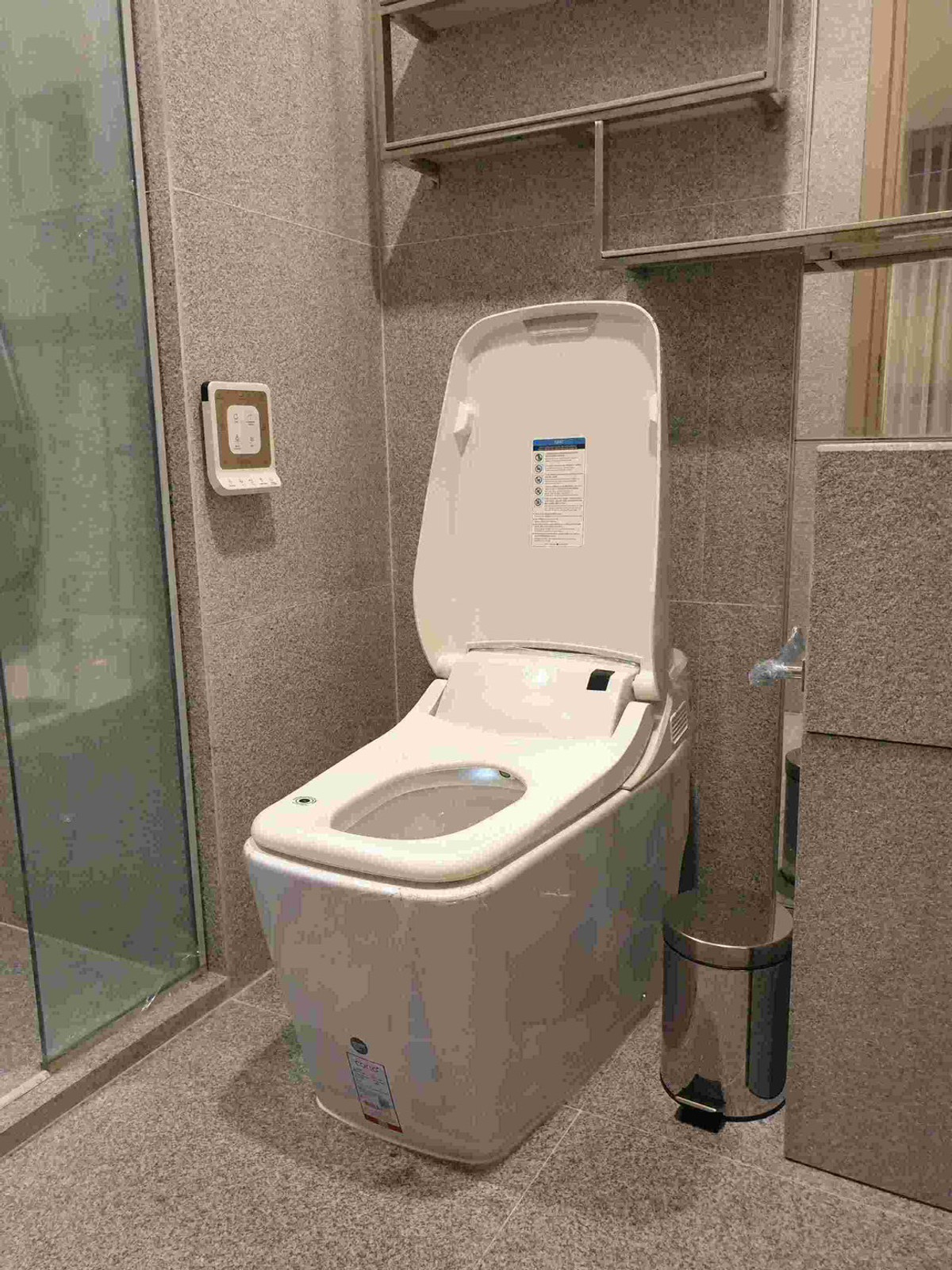 For SaleCondoRatchathewi,Phayathai : High-floor unit, beautifully decorated, great value. Condo for sale at The Line Ratchathewi by Sansiri. Only 220 meters to BTS Ratchathewi and 850 meters to Siam Paragon. Urgent sale.