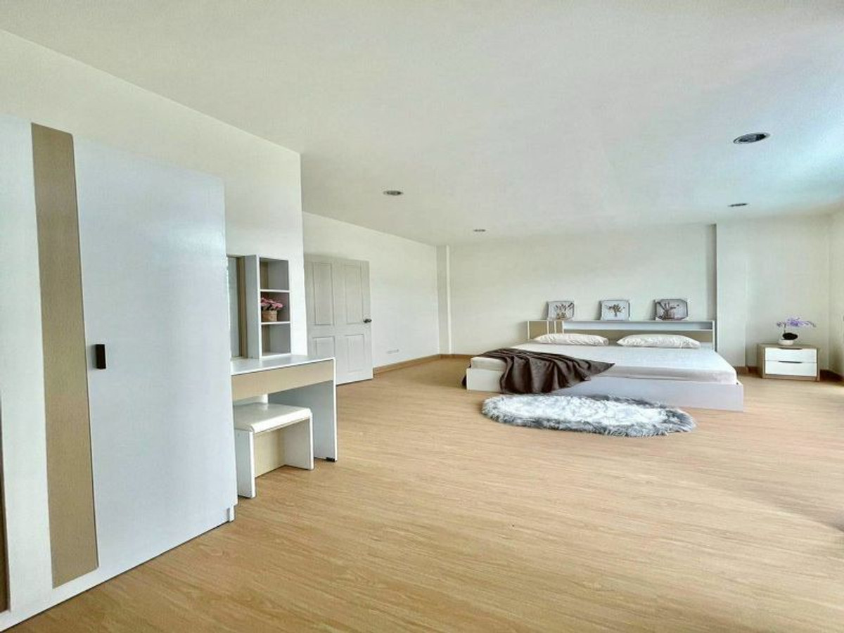 For SaleTownhomeSriracha Laem Chabang Ban Bueng : Townhome for sale in Sriracha, near Central and Robinson Department Stores. 3 bedrooms, The Central 2. Ready to move in.