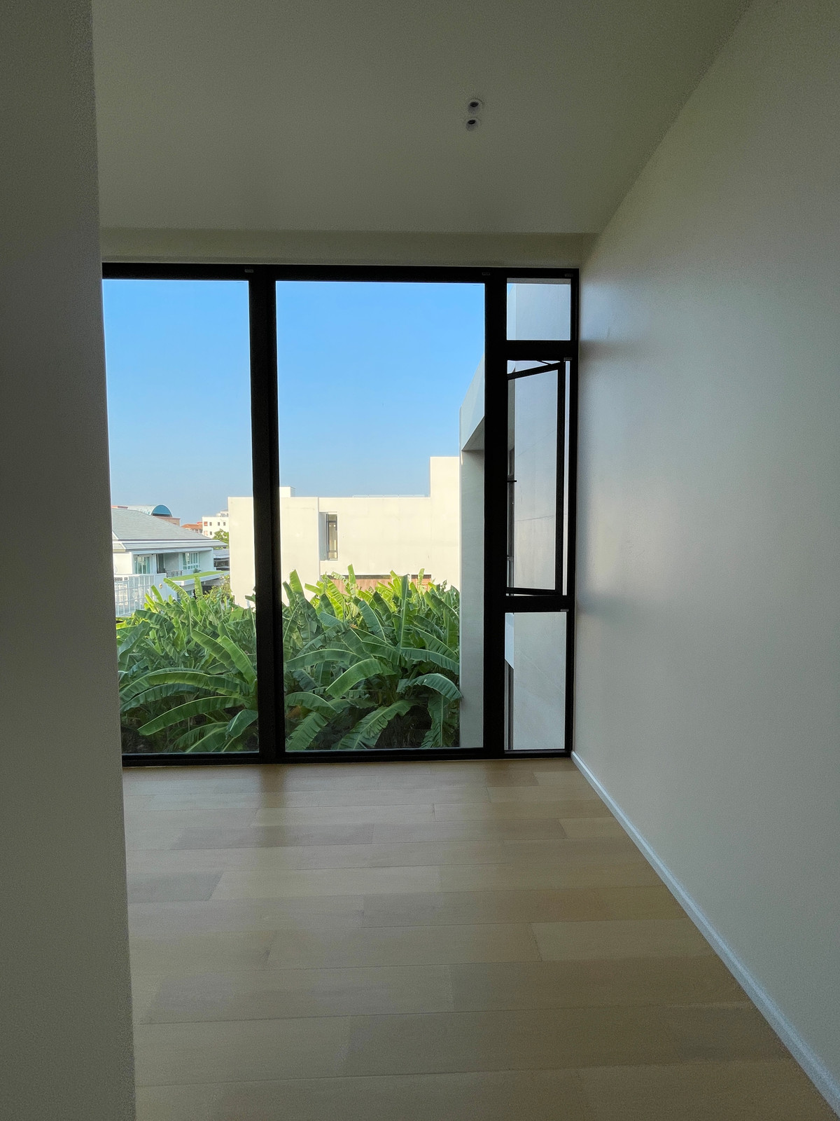 ขายบ้านเลียบทางด่วนรามอินทรา : 🔥 EXCLUSIVE PROMOTION 🔥โอกาสสุดท้ายในการครอบครองในราคาพิเศษที่สุด [ขาย] 💎 Ultra Luxury Show Unit | ELIVA Ekkamai - Eastville 💎 บ้านเดี่ยวหรู 3 ชั้น ดีไซน์ Mid-Century Modern — ความเป็นส่วนตัวสูงสุดเพียง 4 ยูนิตในโครงการ!