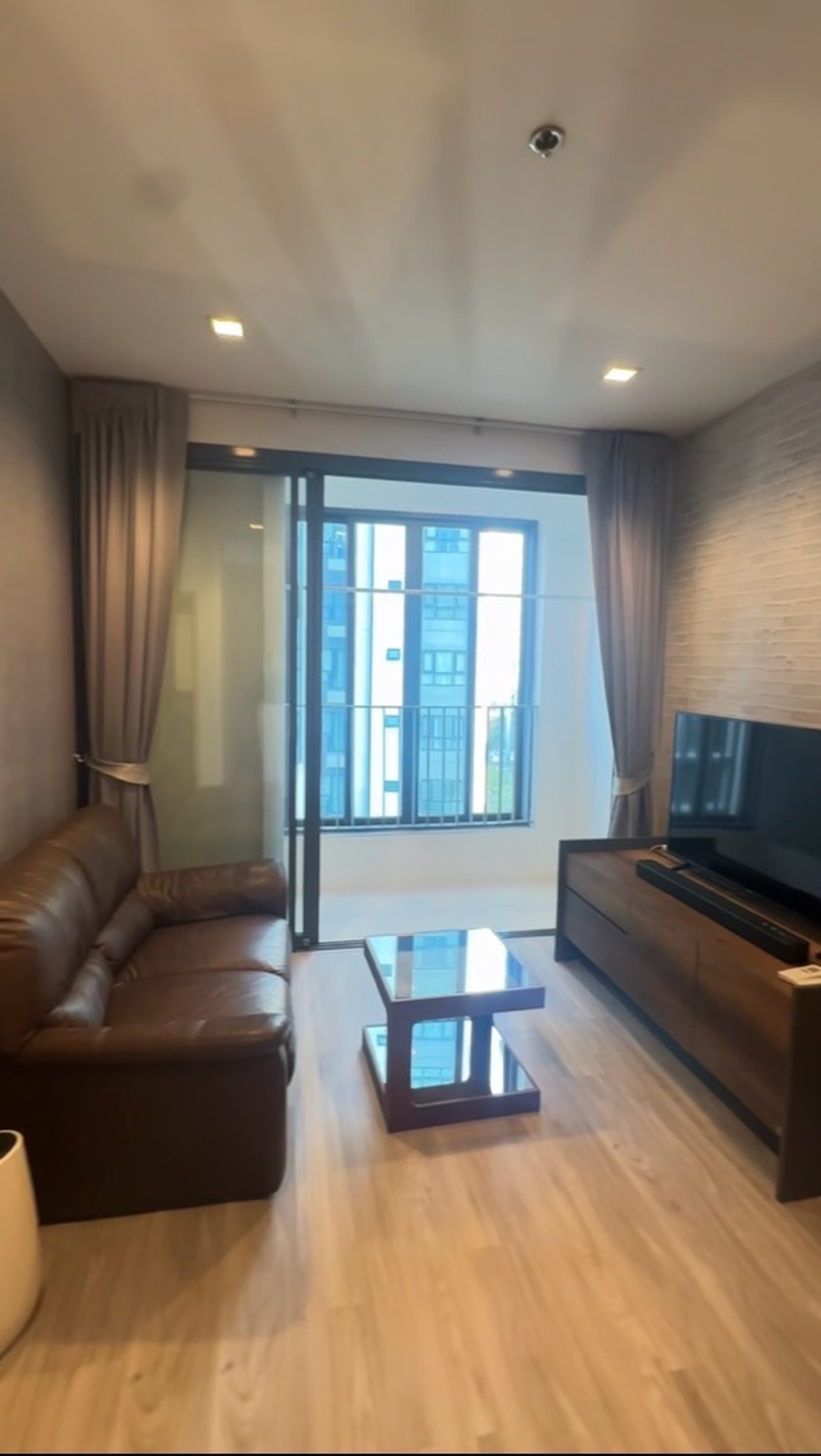 For RentCondoRama9, Petchburi, RCA : Urgent ‼️ Ideo mobi rama9 ‼️ Big room 57 sq m. 
2bed 2bath 28,000/month ready to move in 
You can walk to mrt rama9 ✨