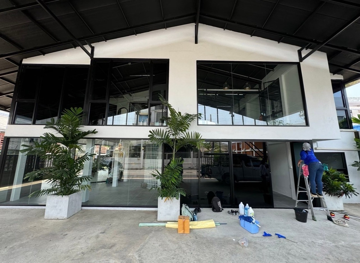 For RentHome OfficeRatchadapisek, Huaikwang, Suttisan : 💙Building Ratchada-Sutthisan-Huai Khwang 520 square meters for rent, furnished. 2-story building, land area 100 square meters, parking for 12 cars🚗