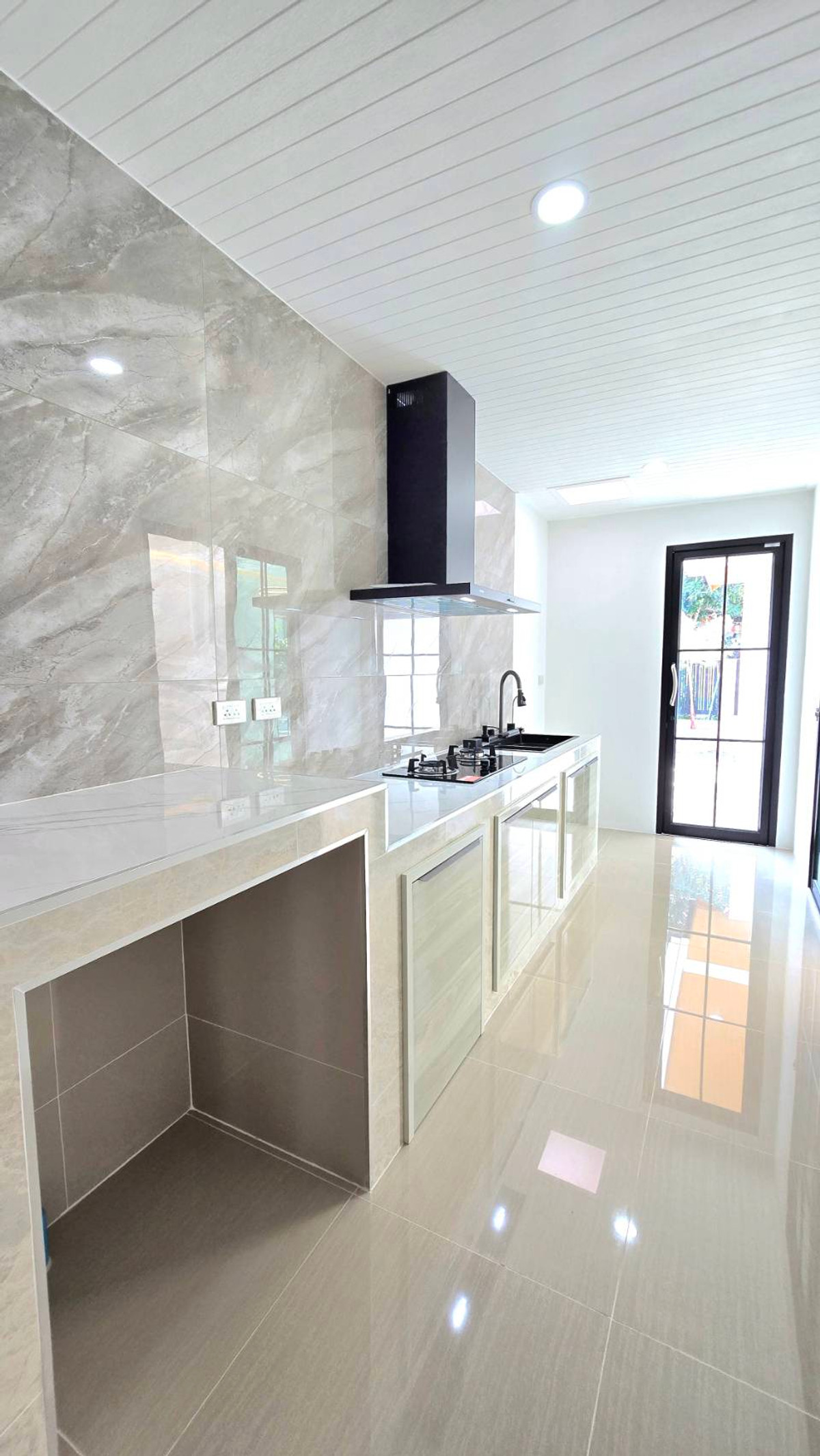 ขายภูเก็ต : หลุดจอง บ้านรีโนเวทใหม่ สวยมาก หิ้วกระเป๋า เข้าอยู่ได้เลย หมู่บ้านธินวุฒิ 3 ถนน ขวาง วิชิต-ฉลอง