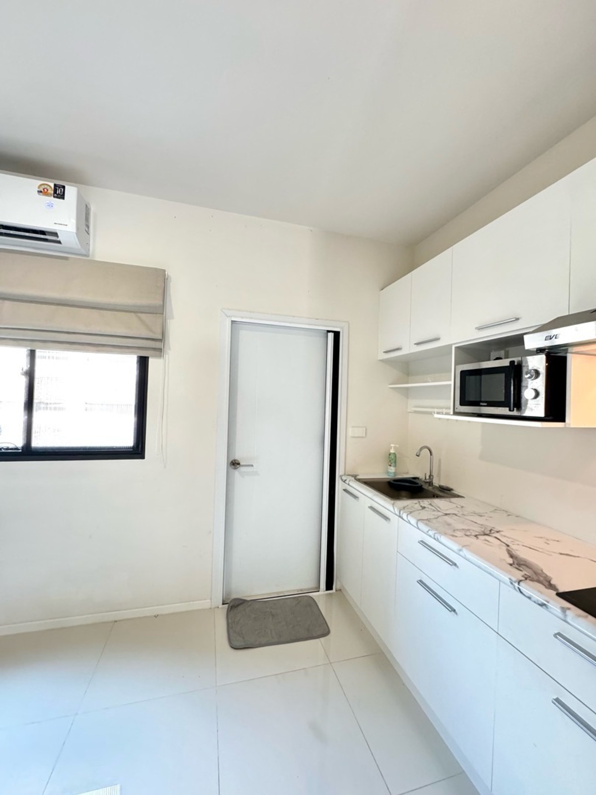 ทาวน์โฮมบางนา แบริ่ง ลาซาล : 🏡 เช่า / ขาย ทาวน์โฮม Altitude Kraf บางนา กม.5 ✨ Pet Friendly — เลี้ยงสัตว์ได้
3ล้านบาท • 2 ห้องนอน | 2 ห้องน้ำ
