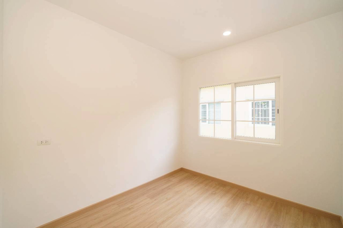 ขายทาวน์โฮมลาดกระบัง สุวรรณภูมิ : 🏡 NEW LISTING | เตรียมรีโนเวท ✨ทิศตะวันออก หลังริม วิวสวน + ไม่ชนใครทั้งหน้า–หลัง! “ซอยต้น + โล่งจริง + เป็นส่วนตัวสุดในโครงการ” ✨