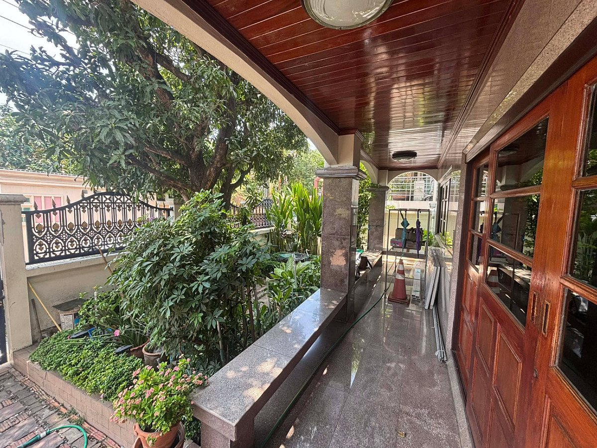 For SaleHouseSukhumvit, Asoke, Thonglor : ᚱ Single house for sale ✅4 bedrooms 🔥5 minutes to Ekkamai 🔥 Phakamas Village, Sukhumvit 71 (Pridi 14), 1 maid's room, 2 car parking spaces, 67 sq m., near BTS Phra Khanong.