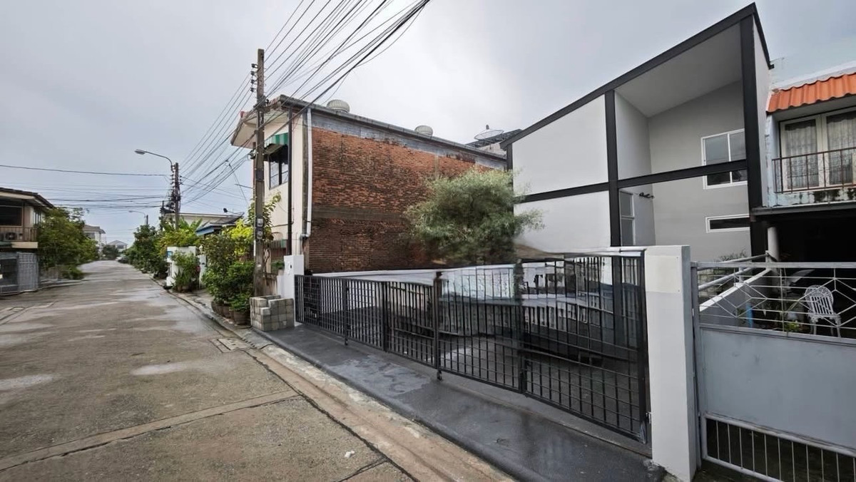 For SaleHouseChokchai 4, Ladprao 71, Ladprao 48, : Semi-Detached House for Sale in Lat Phrao Chok Chai 4 near Central EastVille and CDC Easy Access Multiple Routes 52 sq.w