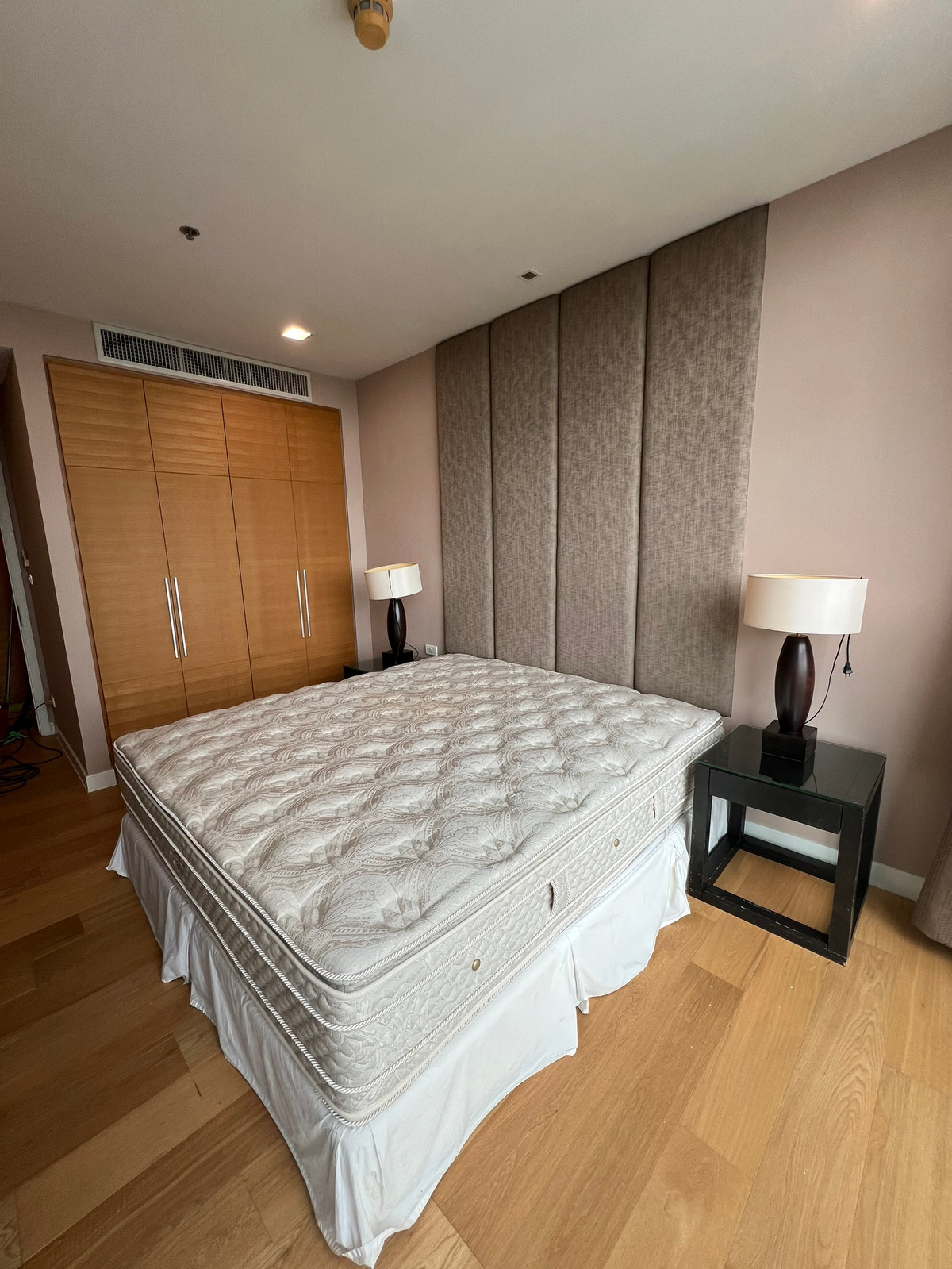 ให้เช่าคอนโดสาทร นราธิวาส : 🔥 1BR 69sqm | Pool View | Near BTS Sala Daeng & MRT Silom | Urbana Sathorn | 40,000 THB