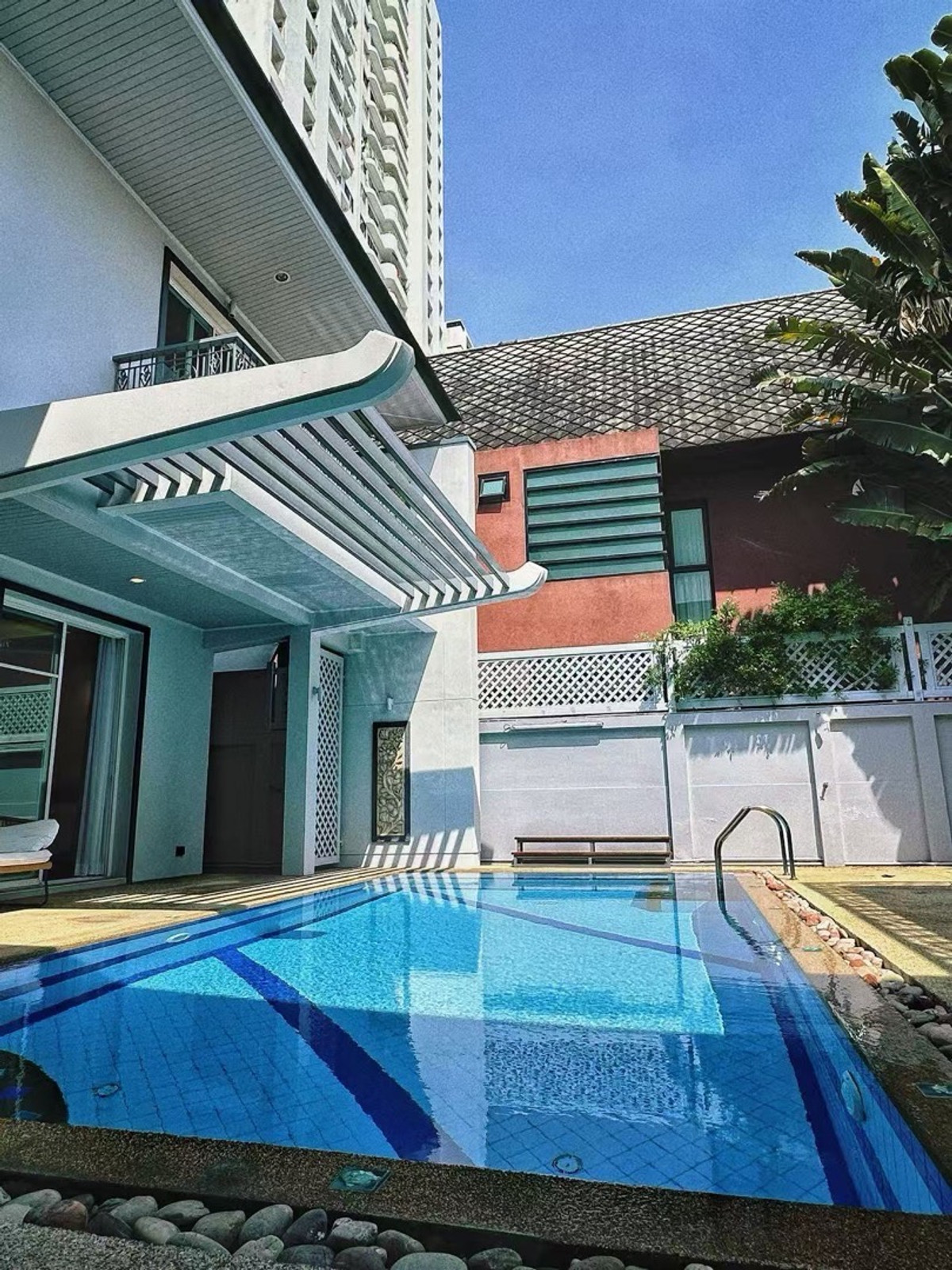 ให้เช่าสุขุมวิท อโศก ทองหล่อ : 🌈บ้านพูลวิลล่าเดี่ยว 3 ชั้น  พร้อมสระว่ายน้ำ 🎤