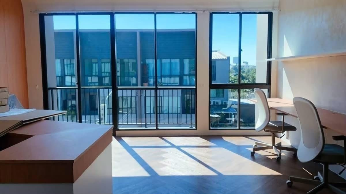 ให้เช่าโกดังเสรีไทย-นิด้า : โฮมออฟฟิศให้เช่า หลังมุม บ้านกลางเมือง ลาดพร้าว เสรีไทย ตกแต่งใหม่ทั้งหมด 52ตรว. ทาวน์โฮม3ชั้น 3นอน 3น้ำ 2ที่จอดรถ