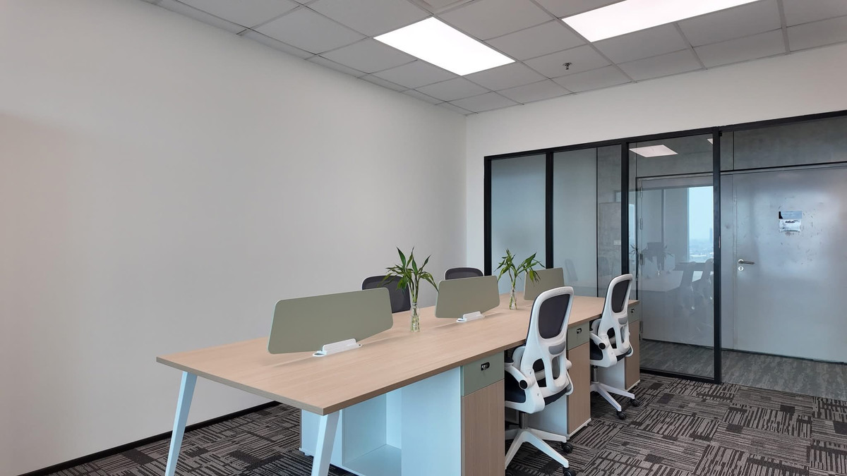 For RentOfficeKhlongtoei, Kluaynamthai : OK Space Punn, fully furnished office in Rama 4 area, near MRT Khlong Toei, view of Bang Krachao water curve, 28th floor, area 42 sq m., rent 50,400 baht*/sq m./month.