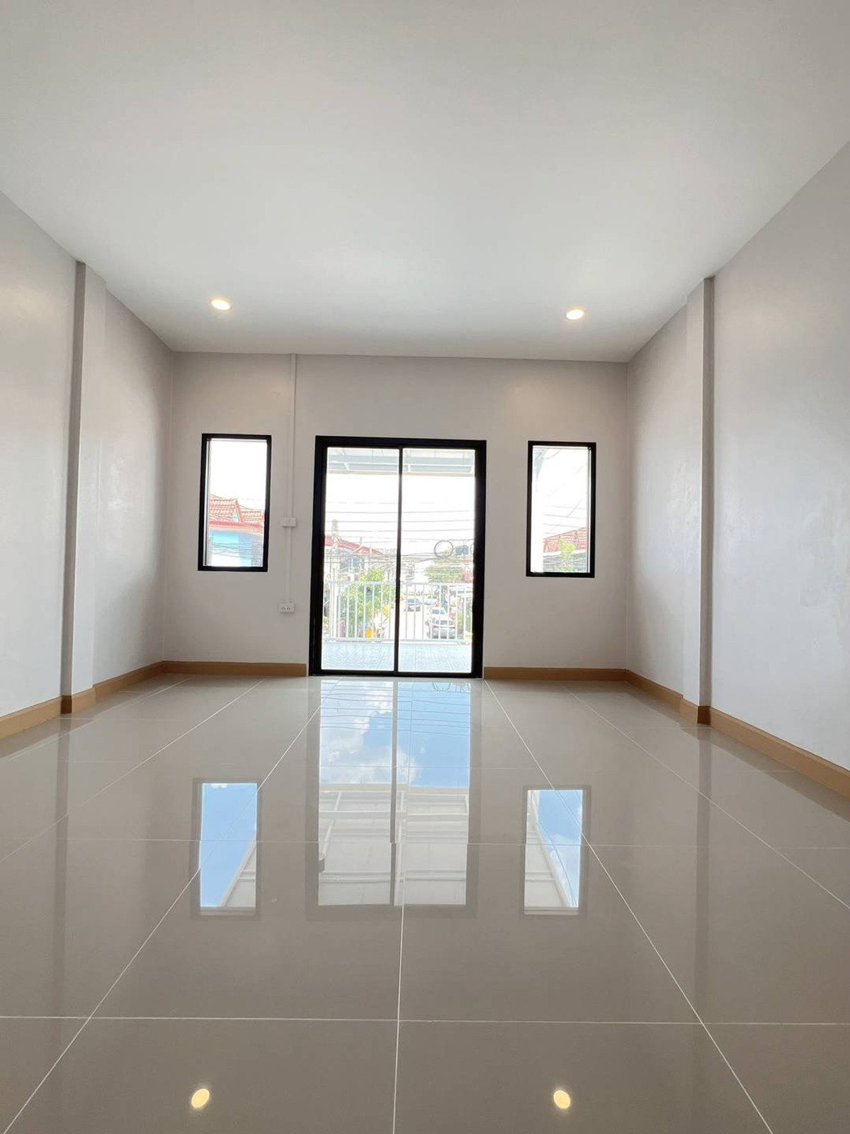 ขายทาวน์โฮมนนทบุรี บางใหญ่ บางบัวทอง : ขายทาวน์เฮาส์วงศ์ชัยนคร บางรักใหญ่ 18 ตร.ว. ใกล้ MRT บางรักใหญ่ 800 ม. มีเทอเรส ฟรีโอน