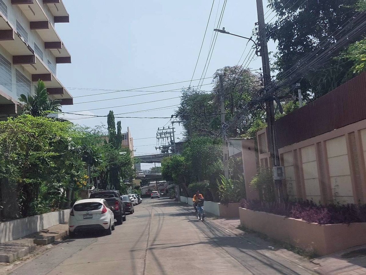 ขายบ้านลาดพร้าว เซ็นทรัลลาดพร้าว : ขายบ้านเดียวพร้อมที่ดินลาดพร้าว 33 เนื้อที่ 100 ตรว ++ ราคา 50 ล้าน ใกล้สถานี ภาวนาต่อรองได้  เอเจ้นท์ สรัญญา 089-8977920 ลายน์ ไอดี ssorrakrai 