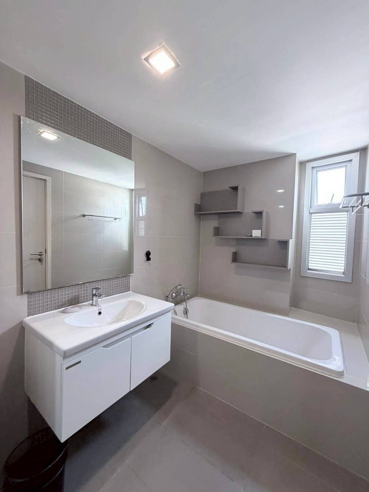 ให้เช่าคอนโดสุขุมวิท อโศก ทองหล่อ : ✅ MAETR103 ✅ Line : @p2nproperty