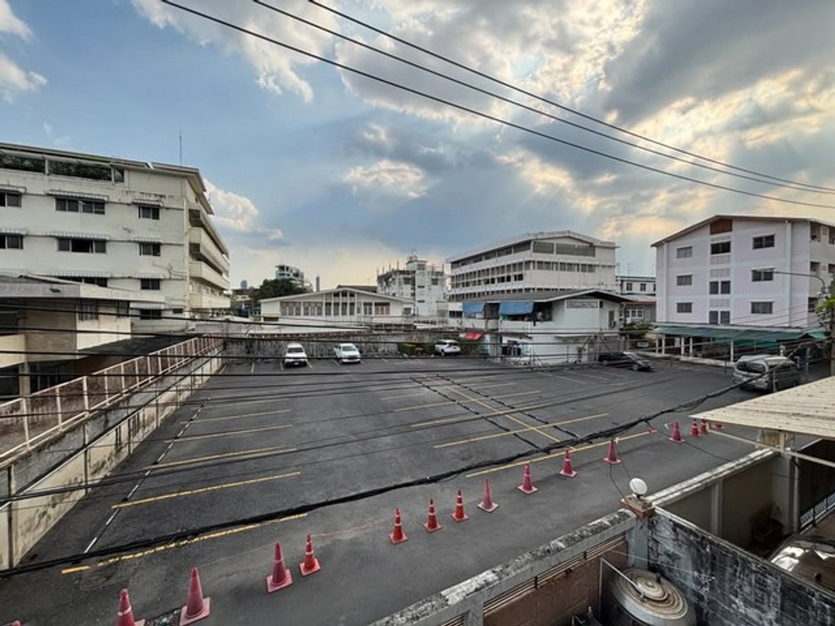 For RentLandSathorn, Narathiwat : HR3344 Land for rent, prime location, 300 sq m, in the heart of Sathorn-Chan Road (Soi 28), connected to CBD Sathorn-Silom-Rama 3 in a few minutes.