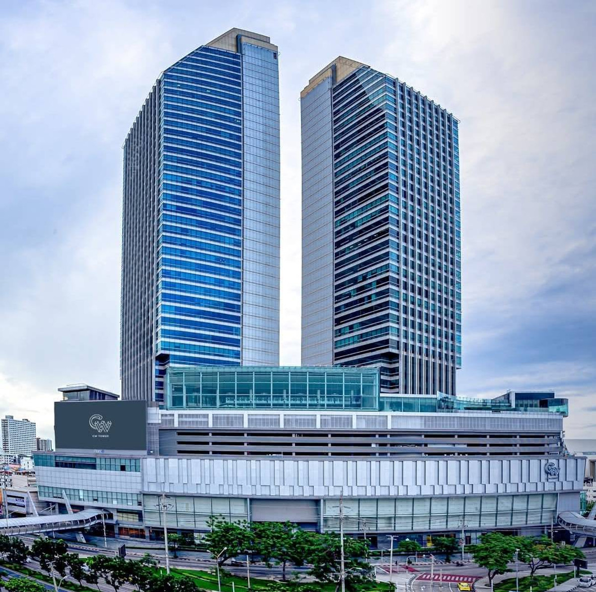 For RentOfficeRatchadapisek, Huaikwang, Suttisan : CW Tower, office building for rent. Next to Ratchadaphisek Road, near The Street Ratchada, decorated area 50 sq m., rent 41,000 baht*/month.