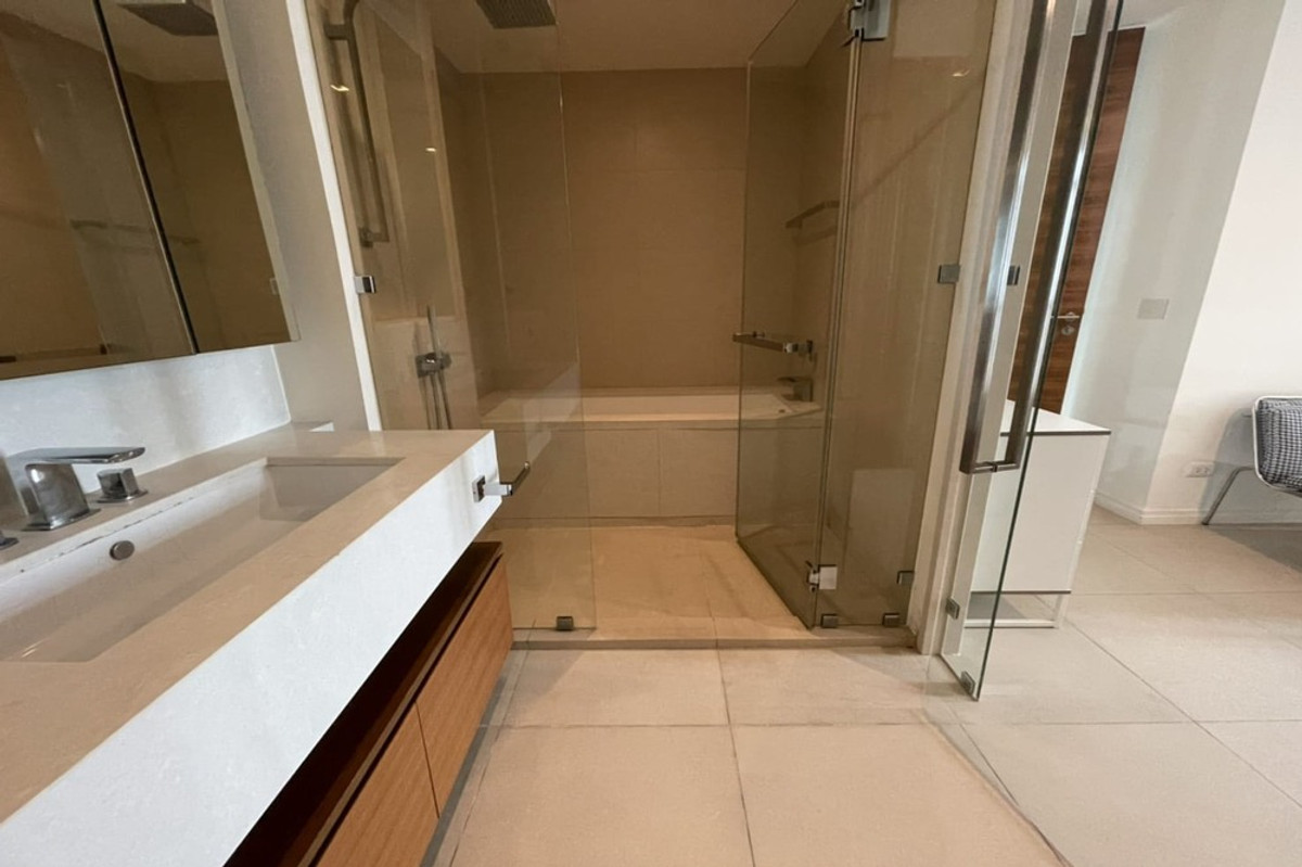 For SaleCondoWongwianyai, Charoennakor : 🔥 Sale with tenant !!  below market price 50% !! The River, 1 bedroom, 1 bathroom, high floor 34++, city view!!🔥 Code C20221206486 furnished, Special Deal!!📣📣