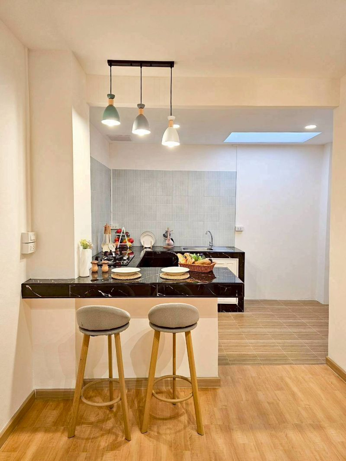 ขายทาวน์โฮมวิภาวดี ดอนเมือง หลักสี่ : ขาย ‼️ ทาวน์เฮ้าส์ หมู่บ้านอยู่เจริญ 2 ชั้น เนื้อที่ 17.5 ตารางวา 2 ห้องนอน 2 ห้องน้ำ ซอยวิภาวดีรังสิต 37 ติดถนนวิภาวดีรังสิต แขวงสนามบิน เขตดอนเมือง กรุงเทพมหานคร (ทำเลดี ตรงข้ามสนามบินดอนเมือง )