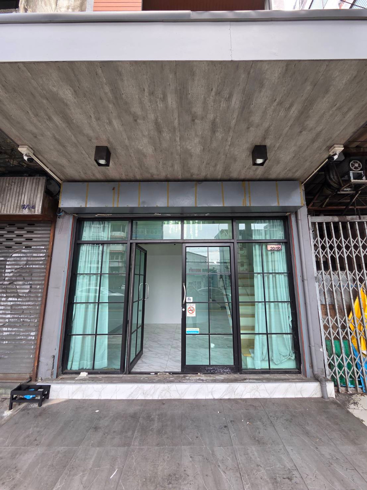 For RentShop HousePinklao, Charansanitwong : Commercial building for rent near BTS Tha Phra, just 1 minute.