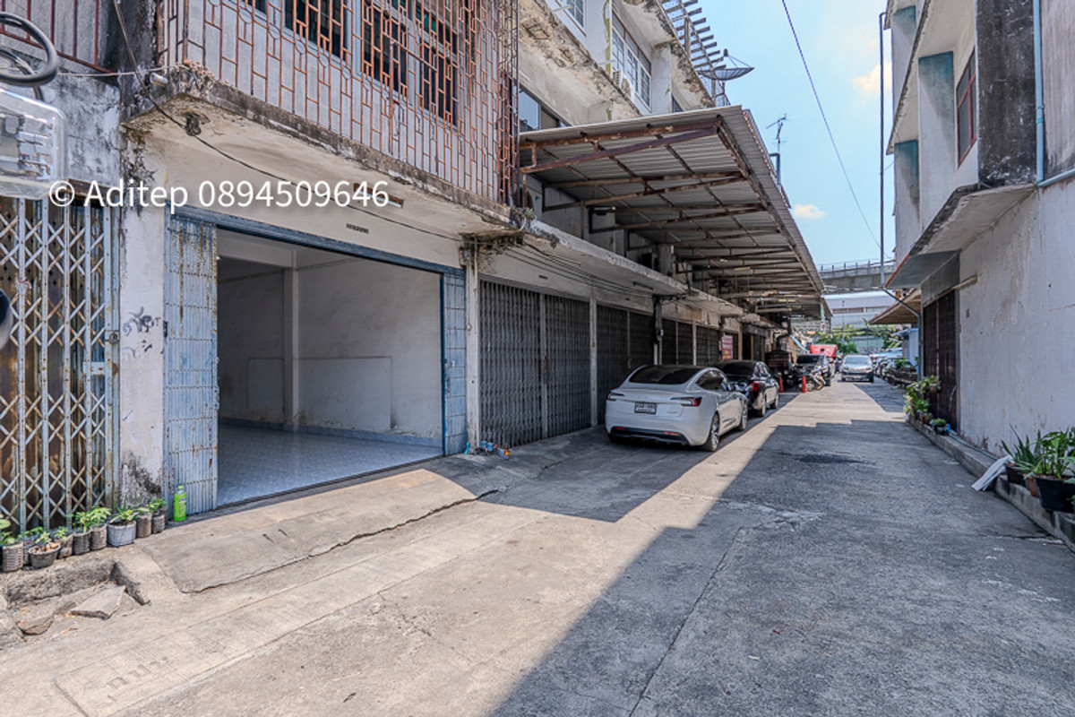 For SaleShop HousePinklao, Charansanitwong : Commercial building for sale on Thonburi side, 3 and a half floors, 22.2 sq m., walk to MRT Charan 13, only 150 meters | Soi Commerce Thonburi 4