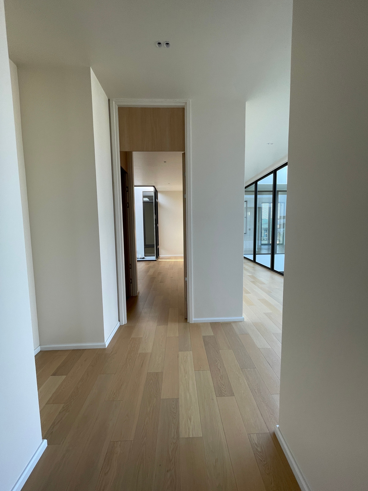 ขายบ้านเลียบทางด่วนรามอินทรา : 🔥 EXCLUSIVE PROMOTION 🔥โอกาสสุดท้ายในการครอบครองในราคาพิเศษที่สุด [ขาย] 💎 Ultra Luxury Show Unit | ELIVA Ekkamai - Eastville 💎 บ้านเดี่ยวหรู 3 ชั้น ดีไซน์ Mid-Century Modern — ความเป็นส่วนตัวสูงสุดเพียง 4 ยูนิตในโครงการ!