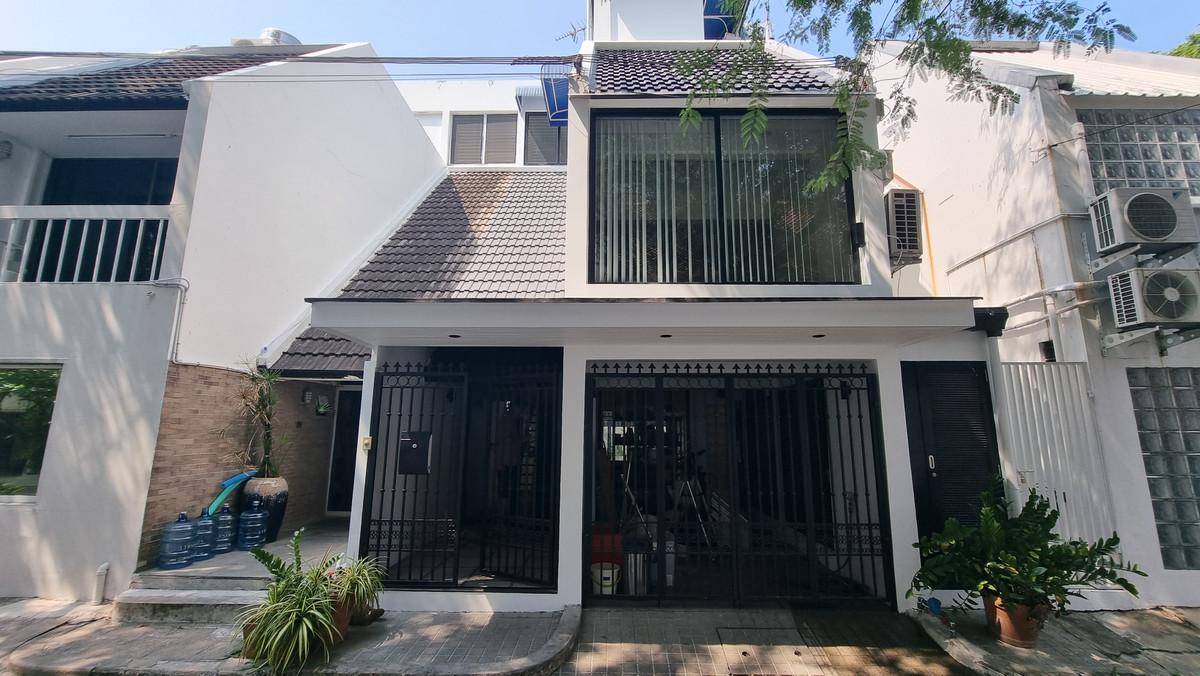 For SaleTownhomeSukhumvit, Asoke, Thonglor : Townhouse for sale, renovated, Thonglor, 4 bedrooms, 3 bathrooms, land size 30 sq m.
