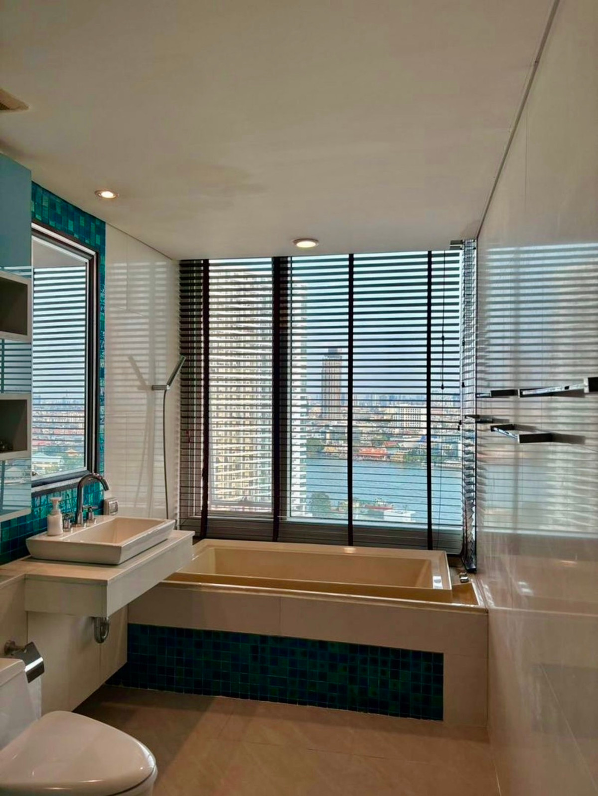 For RentCondoWongwianyai, Charoennakor : ปล่อยเช่าคอนโดหรูริมน้ำเจ้าพระยา วิวแม่น้ำแบบเต็มตา ไม่มีตึกบัง  Watermark Chaophraya 