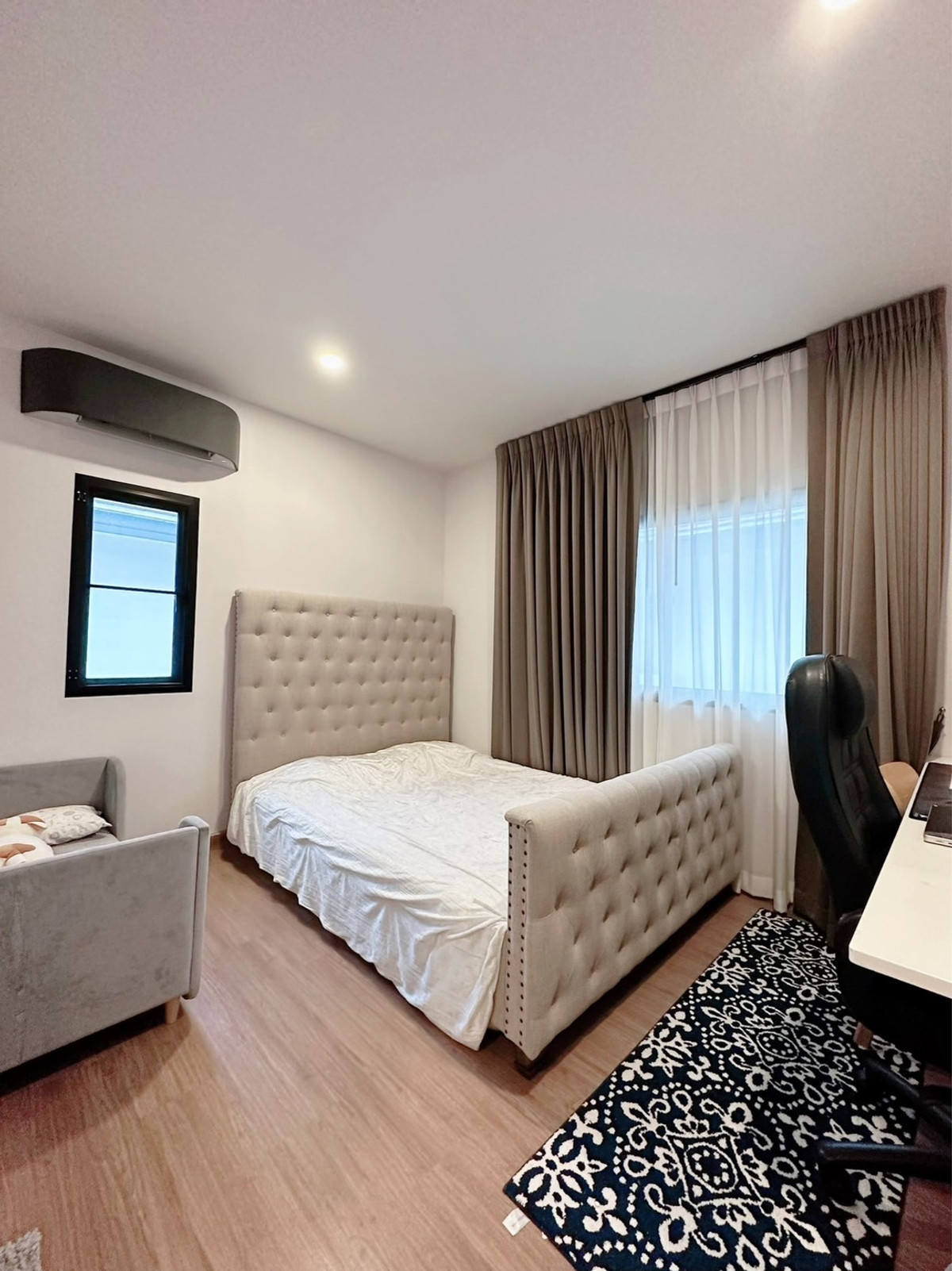 ขายบ้านสมุทรปราการ สำโรง : ขาย บ้านสวยบรรยากาศสวยน่าอยู่ ต่อเติมด้วยคุณภาพดี ทำเลดี โครงการดี อยู่หน้าสวนสวย+สนามเด็กเล่น ติดกับหอนาฬิกา Big Ben ถนนกว้าง เพื่อนบ้านดีซ้ายขวา ดีมาก เจอแบบนี้ ดีกว่าถูกหวย