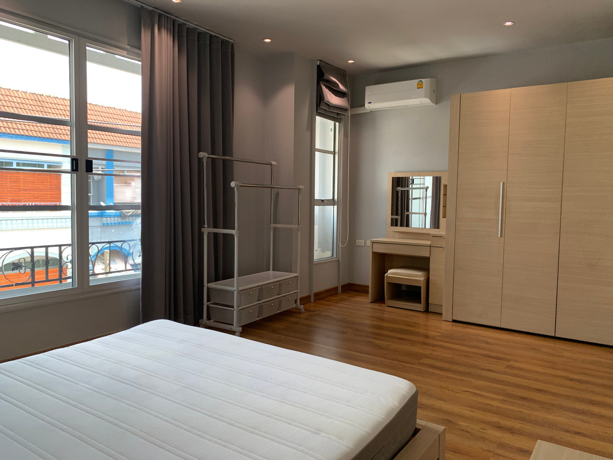 ให้เช่าทาวน์โฮมเลียบทางด่วนรามอินทรา : บ้านเลขที่ 88 ทาวน์โฮม เดินไป Central East Ville , คริสตัลปาร์ค ได้