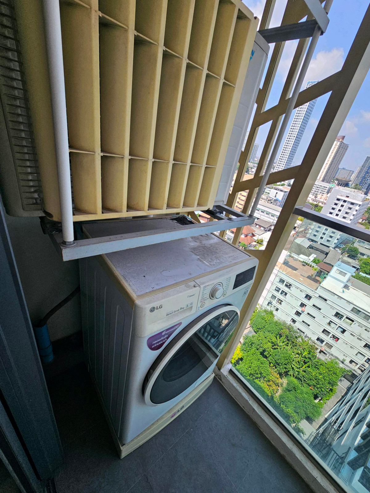 For RentCondoOnnut, Udomsuk : Cheap rental, 2 bedrooms, 1 bathroom, Mayfair Place, Sukhumvit 50.
Mayfair Place Sukhumvit 50