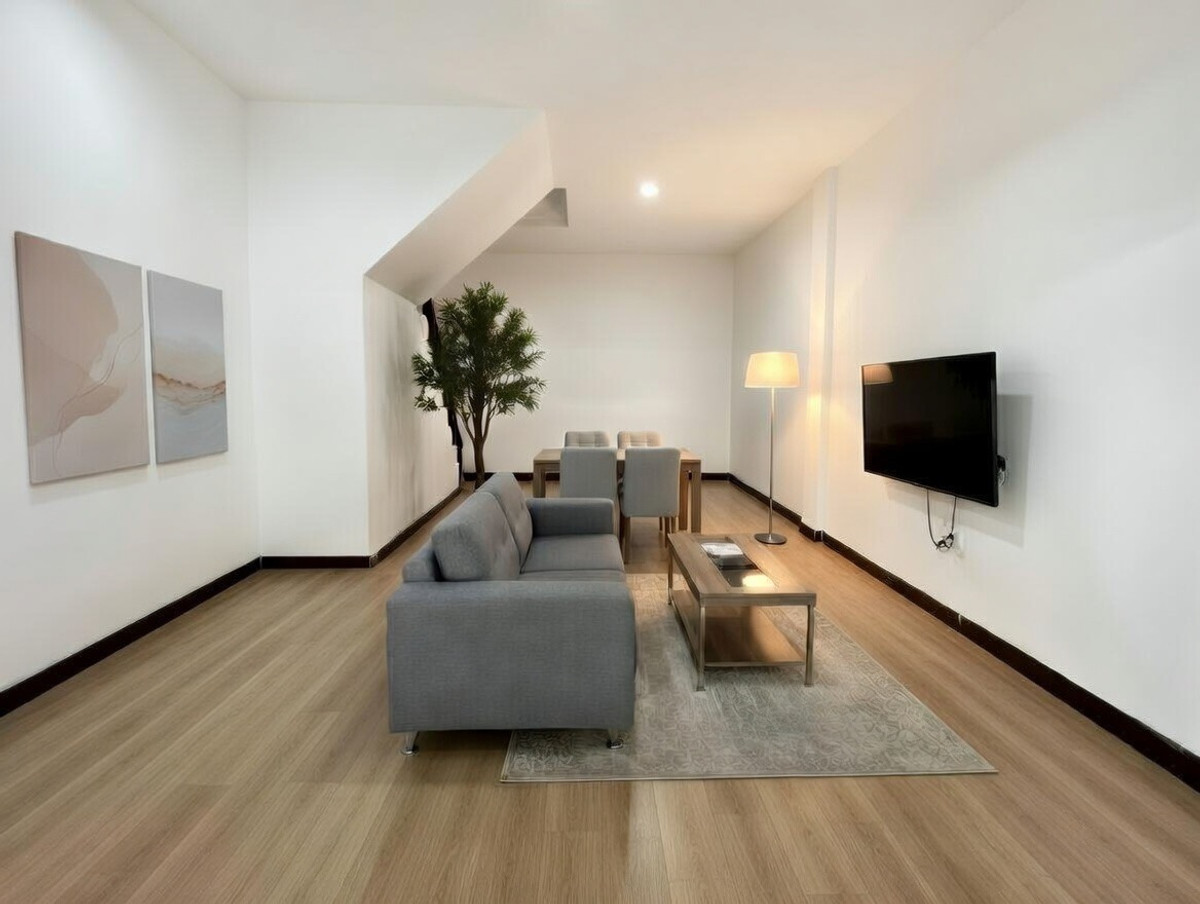 ให้เช่าทาวน์โฮมปิ่นเกล้า จรัญสนิทวงศ์ : ให้เช่า ทาวน์เฮาส์ 3 ชั้น ใกล้ MRT จรัญสนิทวงศ์ 13 เพียง 200 เมตร เดินถึงสถานี  ทำเลดีมาก เข้าเมืองสะดวก เหมาะอยู่อาศัยหรือทำโฮมออฟฟิศ ใกล้ตลาด ร้านอาหาร และสิ่งอำนวยความสะดวกครบ