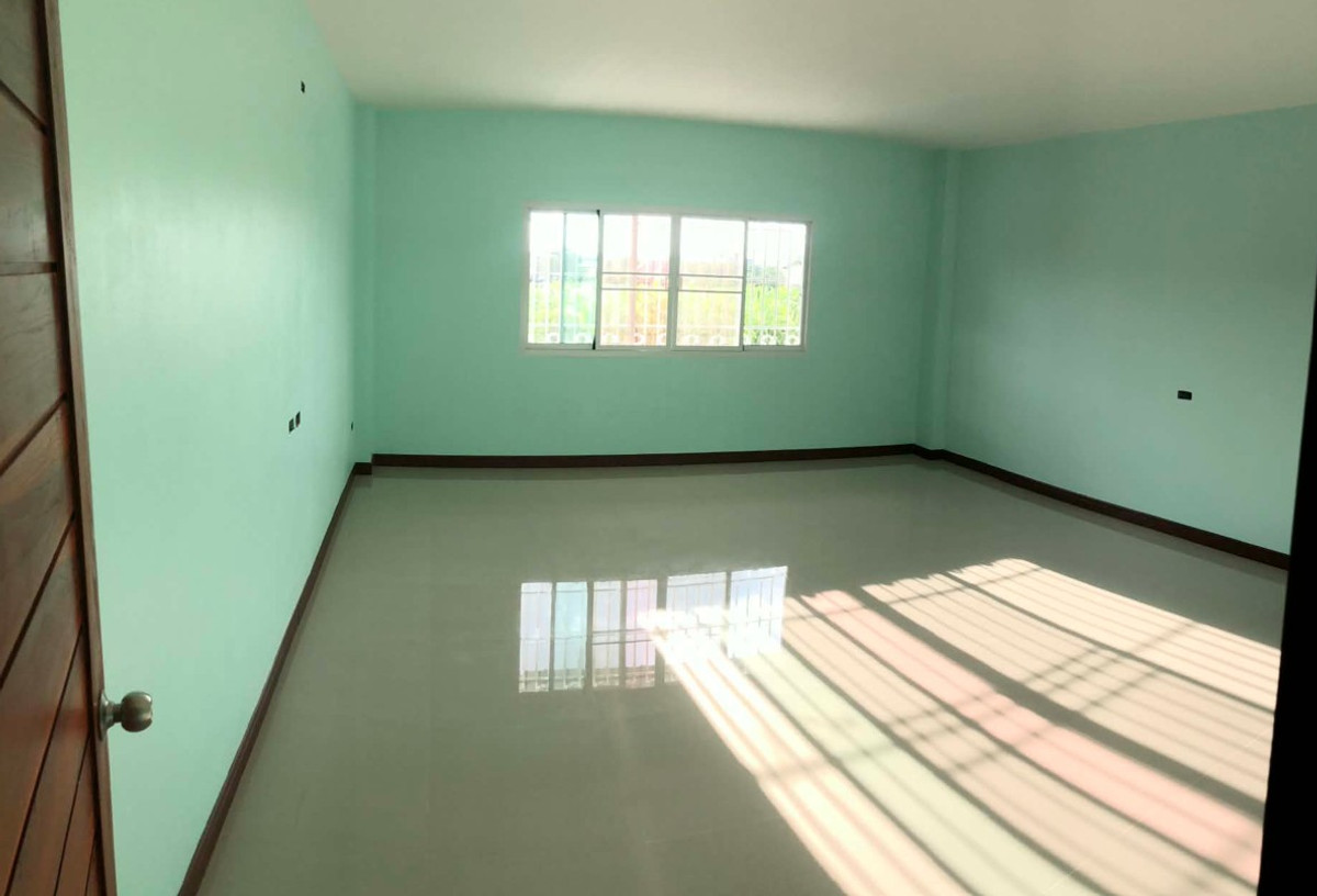For RentWarehouseMahachai Samut Sakhon : For Rent, Warehouse + Office 🟪Purple Zone 📐️Usable area 700 sqm. 📍Krathum Baen, Samut Sakhon