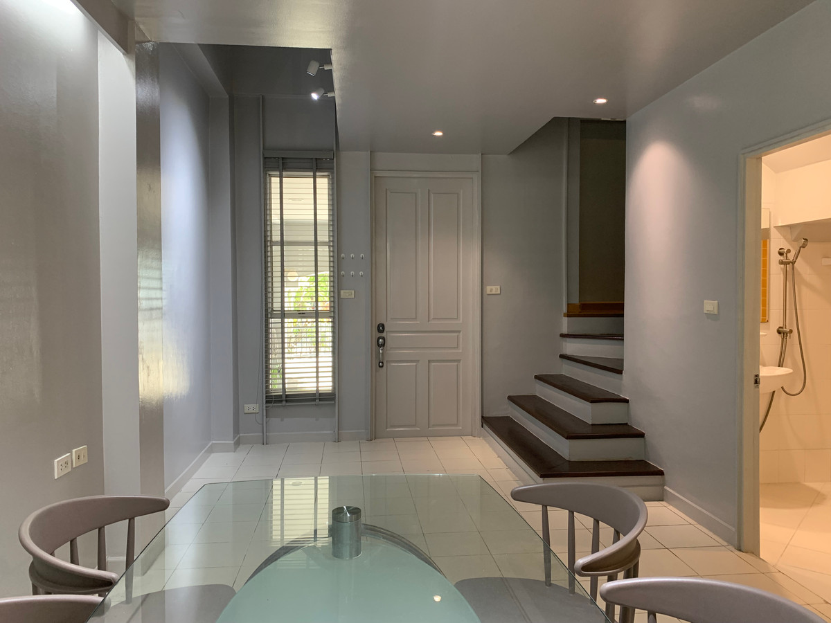 ให้เช่าทาวน์โฮมเลียบทางด่วนรามอินทรา : บ้านเลขที่ 88 ทาวน์โฮม เดินไป Central East Ville , คริสตัลปาร์ค ได้