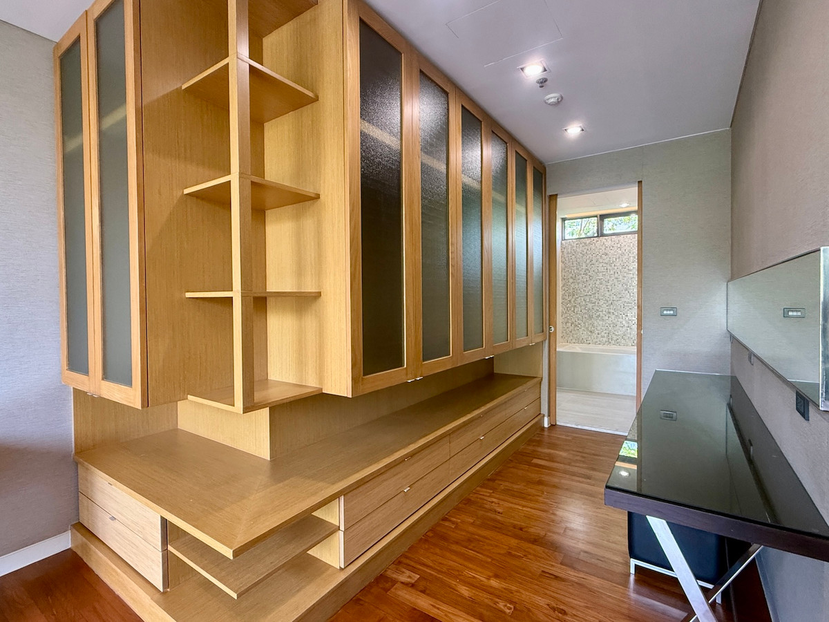 ให้เช่าคอนโดสุขุมวิท อโศก ทองหล่อ : คอนโดห้องใหญ่ 3 ห้องนอน พร้อมระเบียงกว้าง วิวสวน  ใกล้อโศกและพร้อมพงศ์