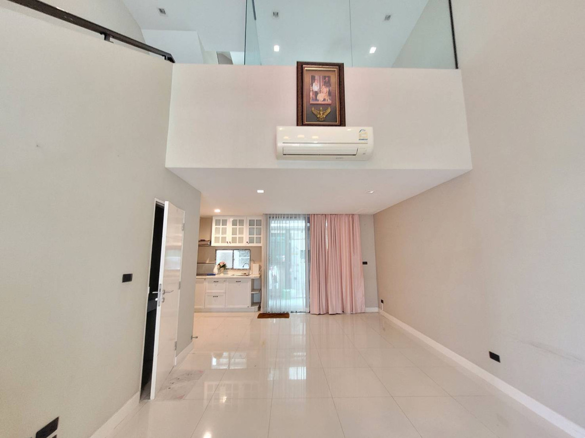 ขายทาวน์โฮมเกษตรศาสตร์ รัชโยธิน : ทาวน์โฮม 4ชั้น ซอยวิภาวดี64 เข้าออกได้หลายทาง ใกล้สนามบิน โถงเพดานสูง แบบ double volume ตกแต่งใหม่หมด