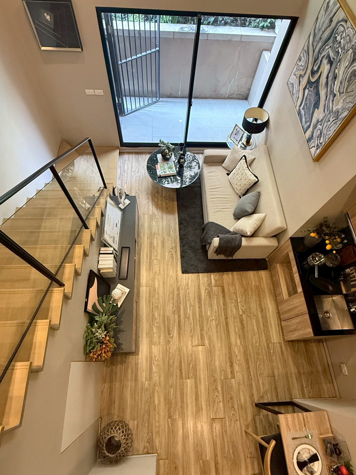 ขายคอนโดสาทร นราธิวาส : คอนโด Duplex 2 ชั้น วิวสวนสวย พร้อมอยู่ ใกล้ BTS สุรศักดิ์ 3.85 ล้านบาท พร้อมตกแต่งเฟอร์นิเจอร์ ลากกระเป๋าเข้าอยู่ได้เลย 