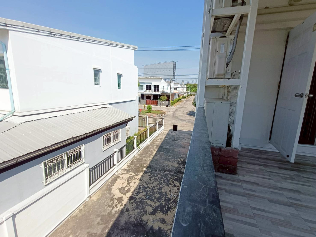 ให้เช่าทาวน์โฮมราษฎร์บูรณะ สุขสวัสดิ์ : (Newly Renovated) ทาวโฮม-หลังมุม พร้อมเข้าอยู่! / 18,500.- 