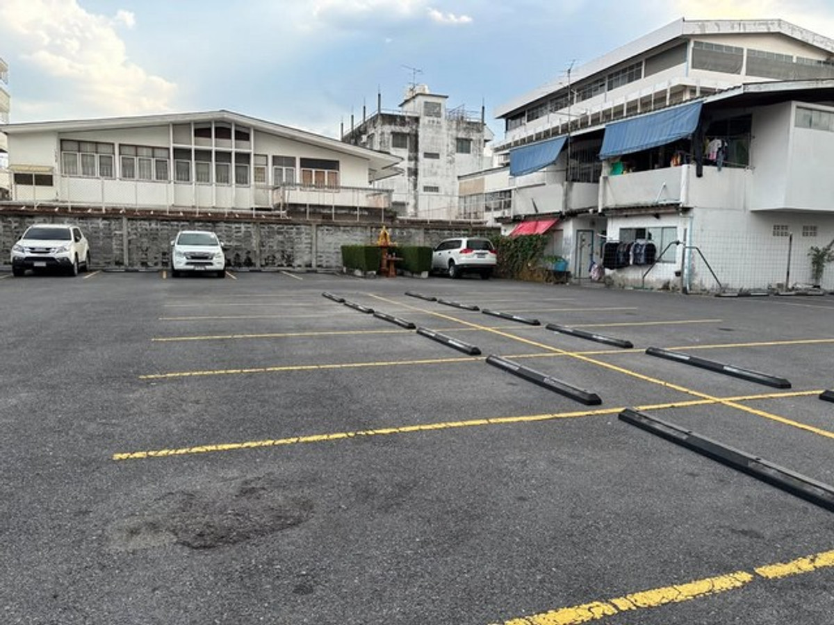 For RentLandSathorn, Narathiwat : HR3344 Land for rent, prime location, 300 sq m, in the heart of Sathorn-Chan Road (Soi 28), connected to CBD Sathorn-Silom-Rama 3 in a few minutes.