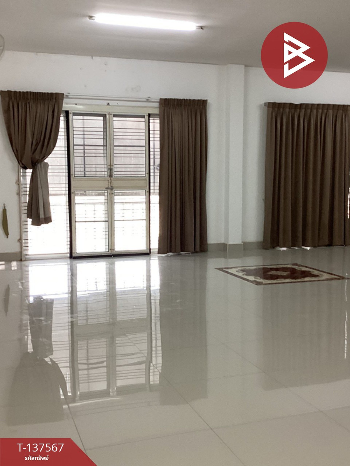 For SaleShop HouseSaraburi : Urgent sale, 2 commercial buildings, Phra Phutthabat, Saraburi, prime location, next to the road, near community areas.