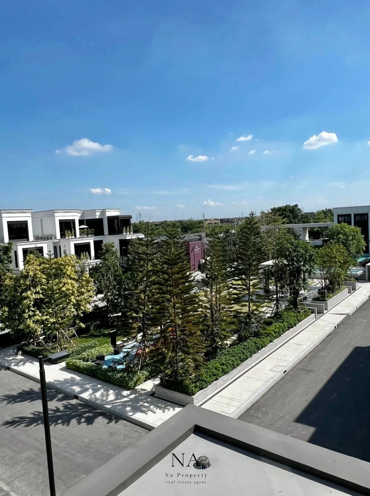 บ้านพัฒนาการ ศรีนครินทร์ : House for rent: Malton Gates new Krungthep Kreetha, 250,000 THB. 5 bedrooms, 6 bathrooms, 544 sq m usable area, 107.7 sq wah land area. Near Rama 9, Pattanakarn, Suan Luang, Srinakarin, Bang Na, Suvarnabhumi Airport, Ramkhamhaeng, Ploenchit, Sukhumvit.