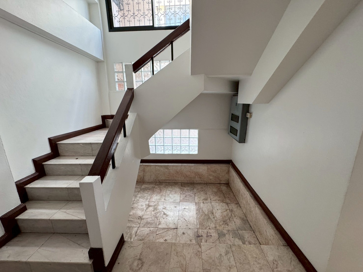 ให้เช่าทาวน์โฮมนานา : ทาวเฮ้าท์รีโนเวทใหม่ เหมาะทำธุรกิจ ใกล้ BTS นานา ** NO CO-AGNT ** 