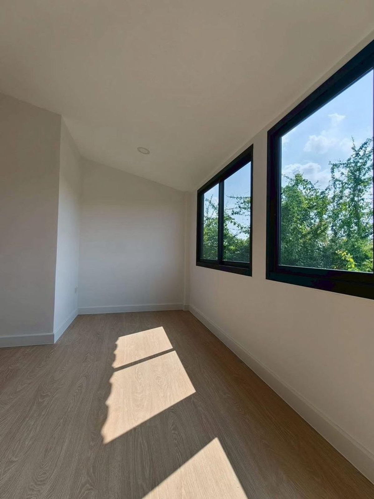 ขายทาวน์โฮมมีนบุรี-ร่มเกล้า : ขายทาวน์โฮม 2 ชั้น หมู่บ้านปรีชา 11 มีนบุรี (Preecha 11 Minburi) ขนาด 16 ตารางวา 2 ห้องนอน ใกล้ MRT สายสีชมพูสถานีเศรษฐบุตรบําเพ็ญ ตกแต่งใหม่ พร้อมอยู่ แขวงมีนบุรี เขตมีนบุรี กรุงเทพมหานคร