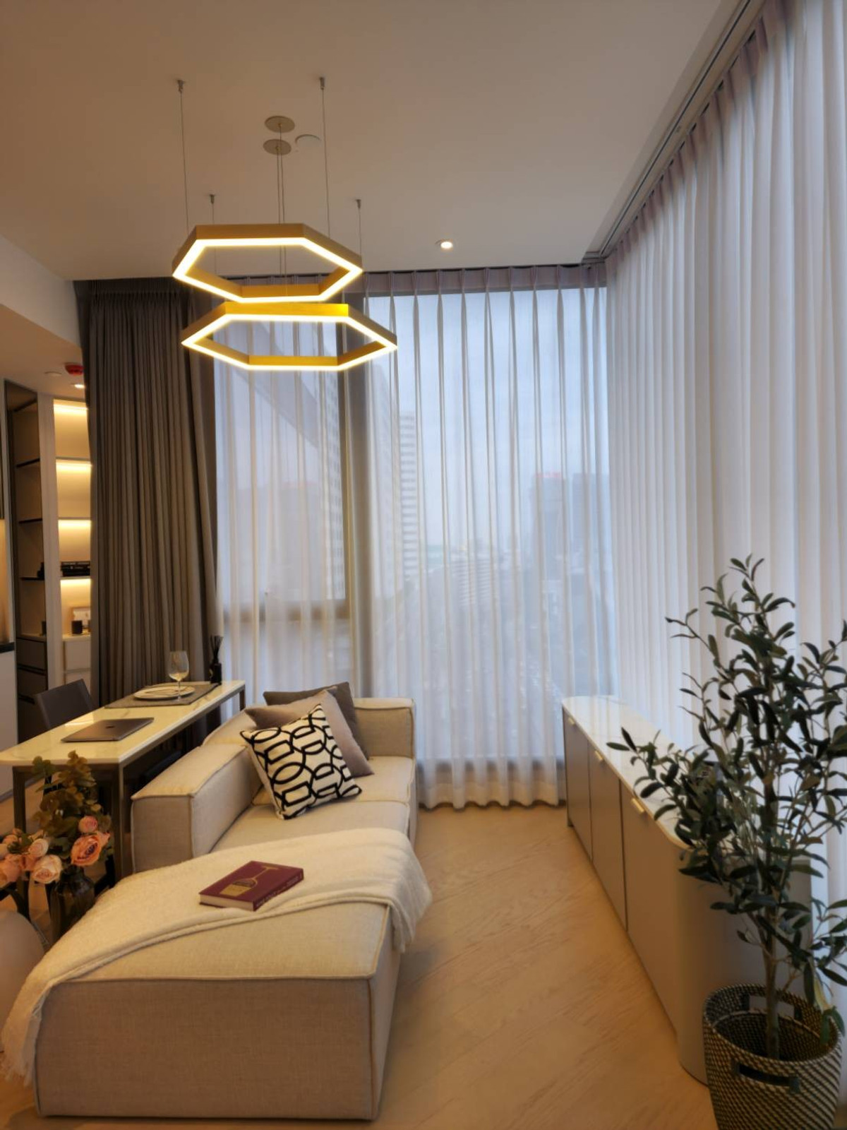 ให้เช่าคอนโดพระราม 9 เพชรบุรีตัดใหม่ RCA : Condo for rent Rama 9 Luxury condo near MRT Rama 9 2 bedroom condo Ashton Asoke Rama 9