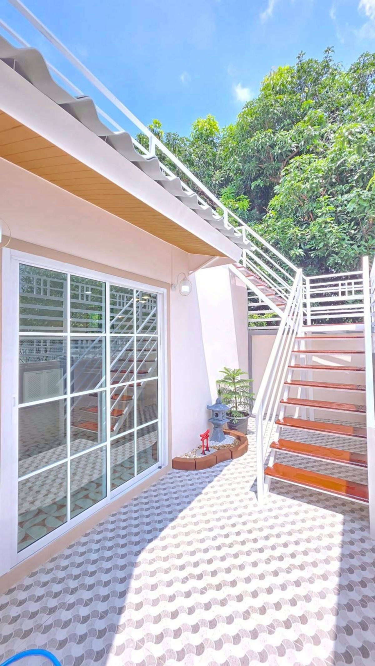 ขายทาวน์โฮมนนทบุรี บางใหญ่ บางบัวทอง : ขายทาวน์เฮ้าส์พระปิ่น 3 หลังริม 30 ตร.ว. 4 นอน มีระเบียงเทอเรส ติดถนนกาญจนาฯ ฟรีโอน