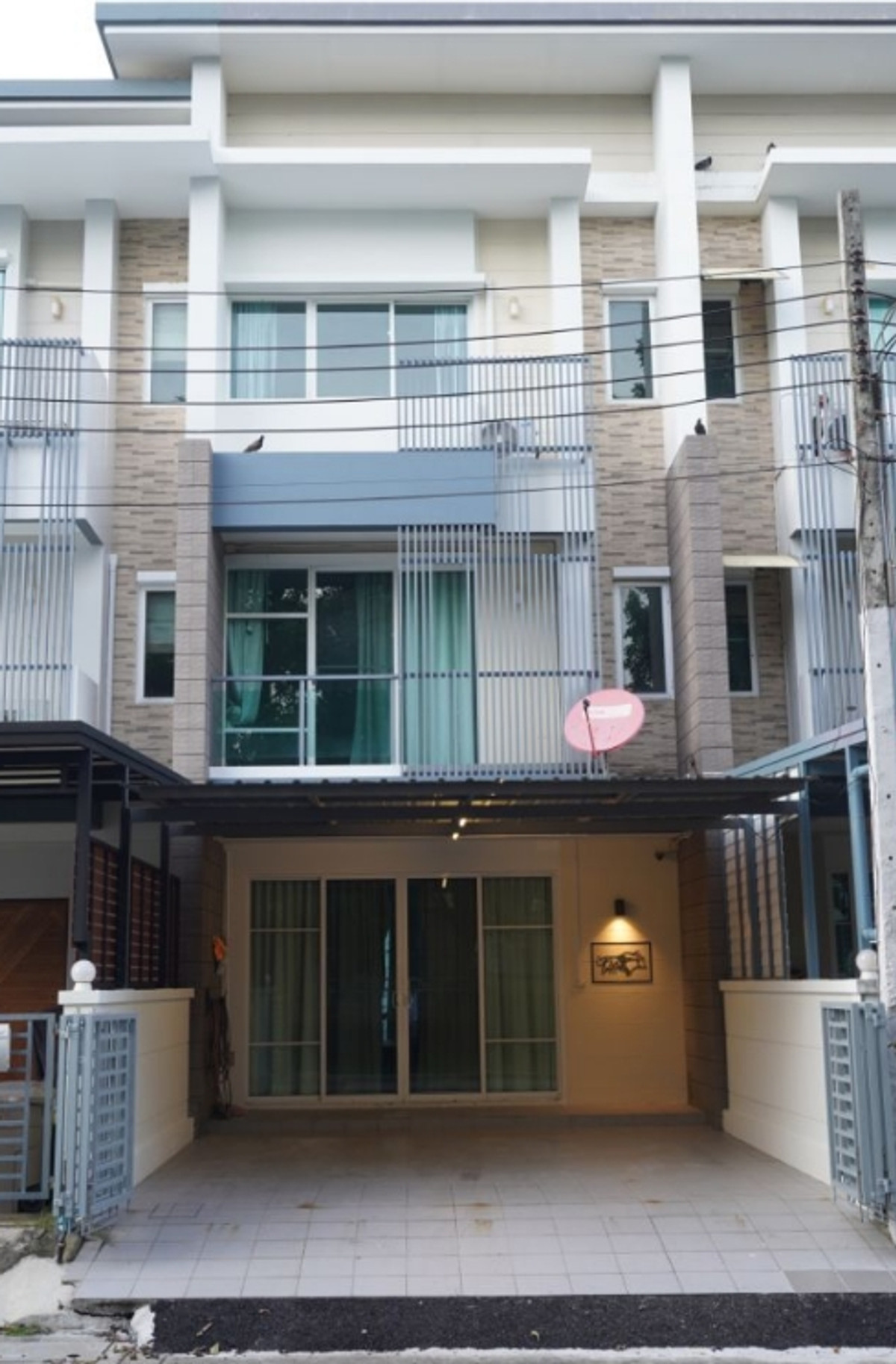 For RentTownhomeLadprao101, Happy Land, The Mall Bang Kapi : ✨ For rent, 3-story townhome, Town Plus X Ladprao project, 3 bedrooms, 3 bathrooms, 27 sq m 🏡💖