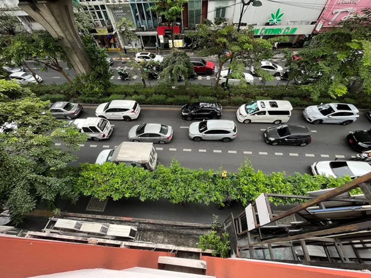 For RentShop HouseSukhumvit, Asoke, Thonglor : HR3365 Commercial building for rent, 2 units, next to Sukhumvit main road. Location with highest potential In the heart of the business district and residences for foreigners.