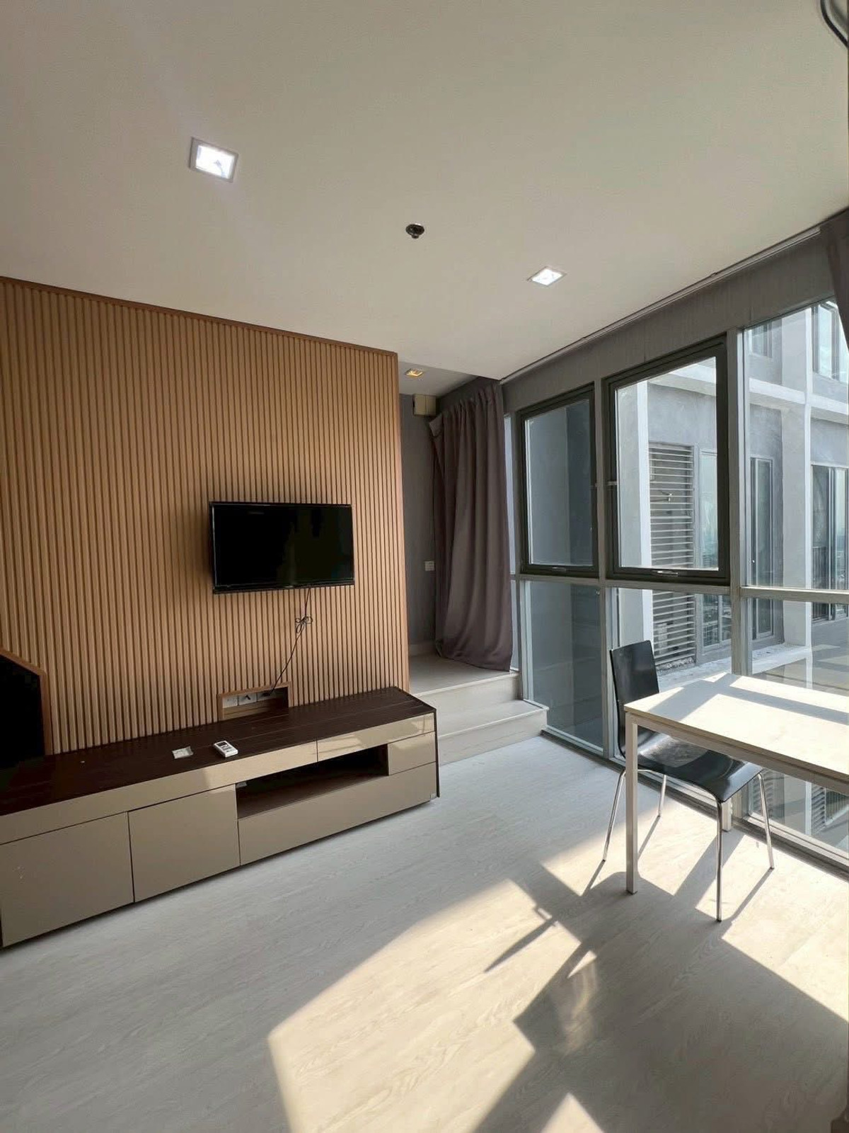 For RentCondoOnnut, Udomsuk : 🔥 Reduced price to only 17,000 baht/month 🔥 🏢 Ideo Mobi Sukhumvit 81 – Tower B ✨ 2-story duplex room, high ceiling, airy, open, very livable ✨