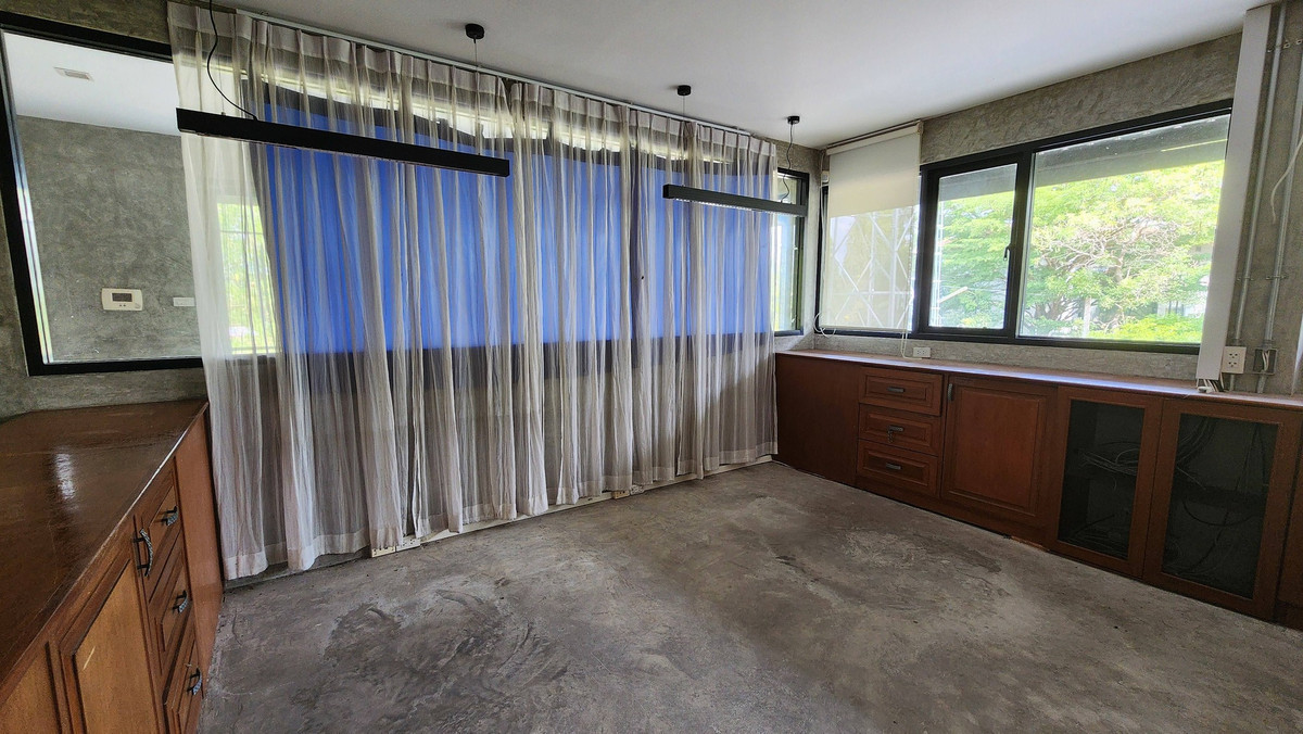 For RentWarehouseBangna, Bearing, Lasalle : Warehouse with office, 2 floors, good location, needs additional decorations, for rent in Bang Bo-Bang Phli area, near The Vintage Club.