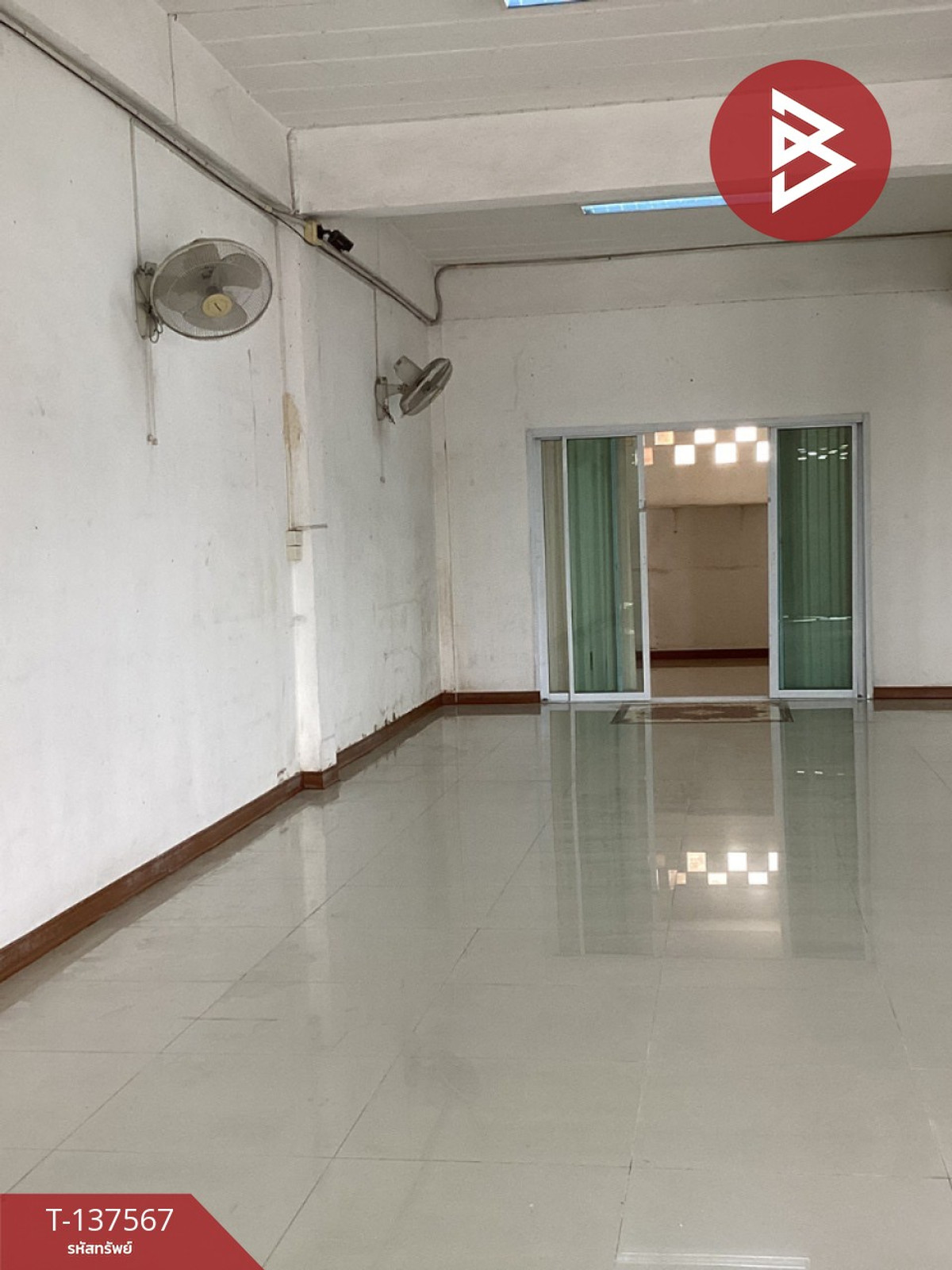 For SaleShop HouseSaraburi : Urgent sale, 2 commercial buildings, Phra Phutthabat, Saraburi, prime location, next to the road, near community areas.